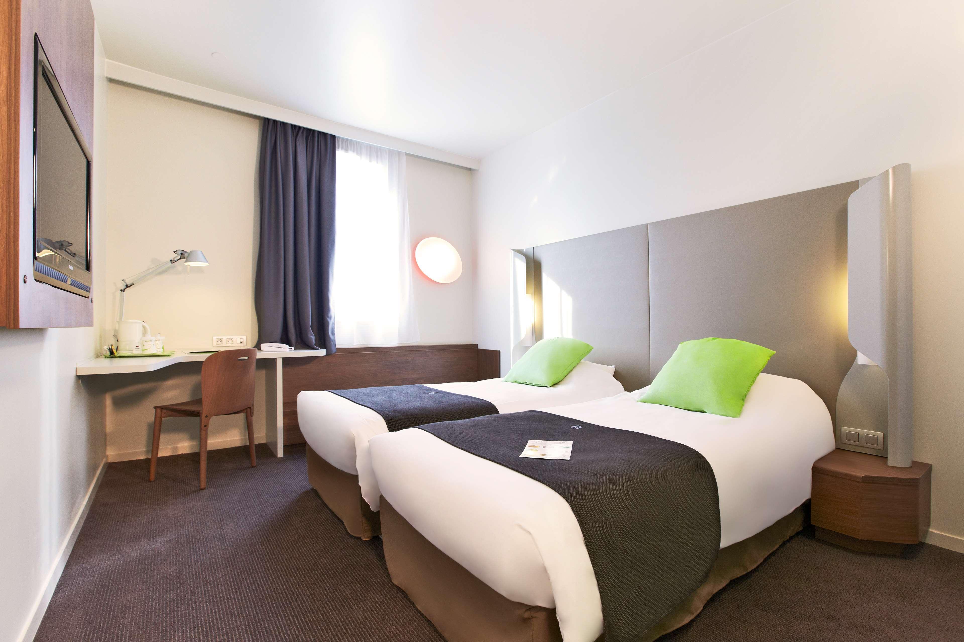 Hotel Campanile Saint-Quentin-En-Yvelines Montigny-le-Bretonneux Esterno foto