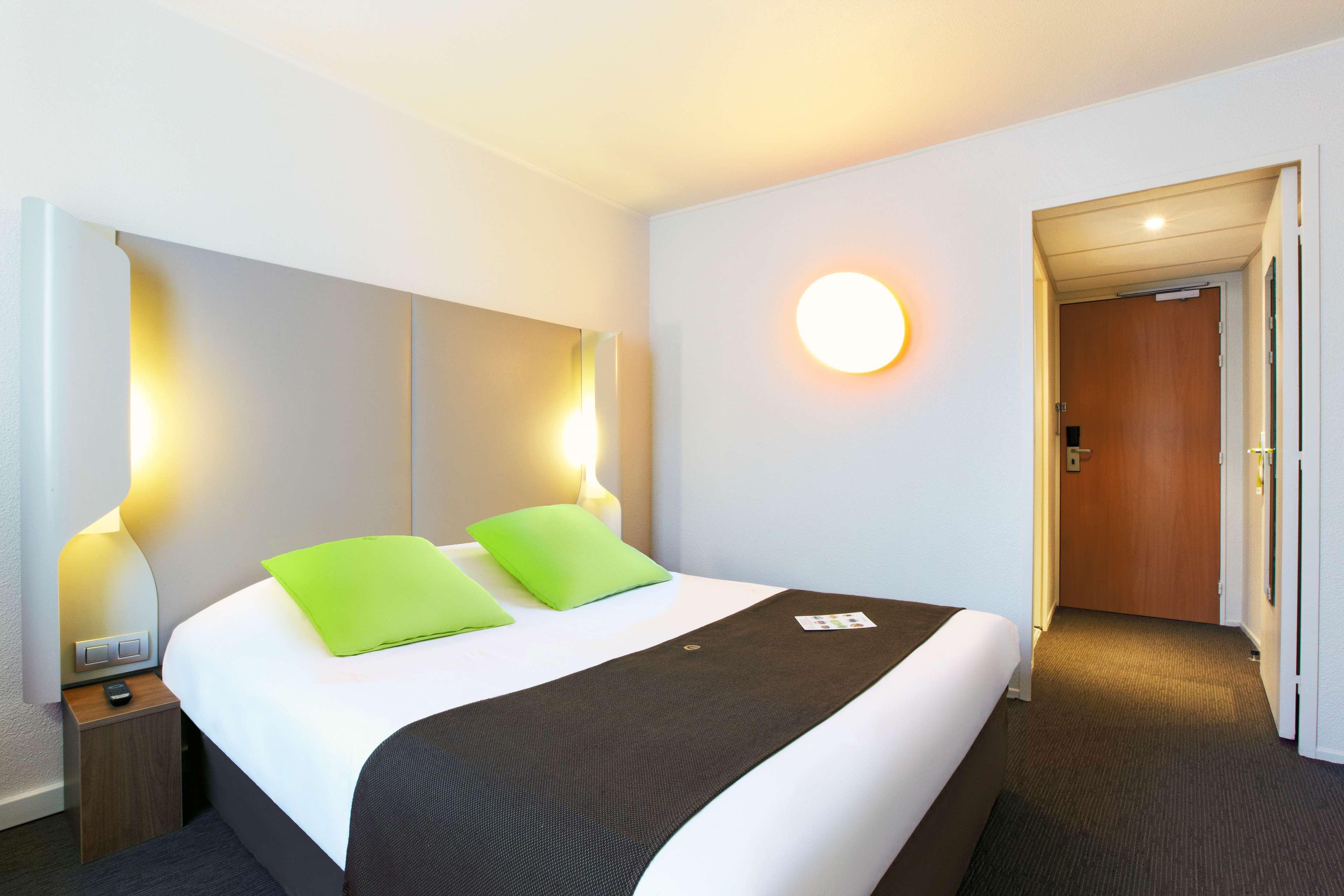 Hotel Campanile Saint-Quentin-En-Yvelines Montigny-le-Bretonneux Esterno foto