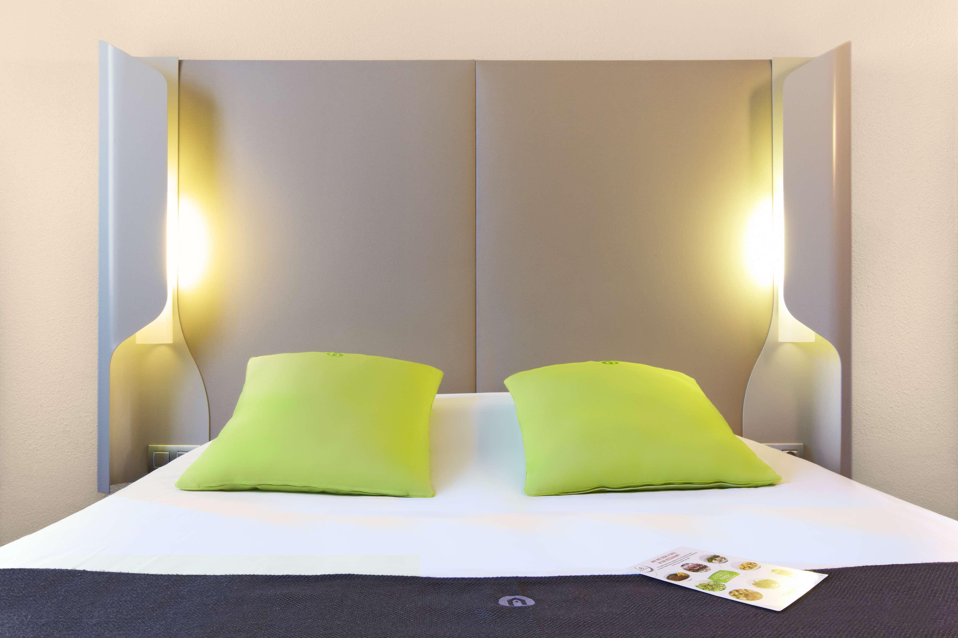 Hotel Campanile Saint-Quentin-En-Yvelines Montigny-le-Bretonneux Esterno foto