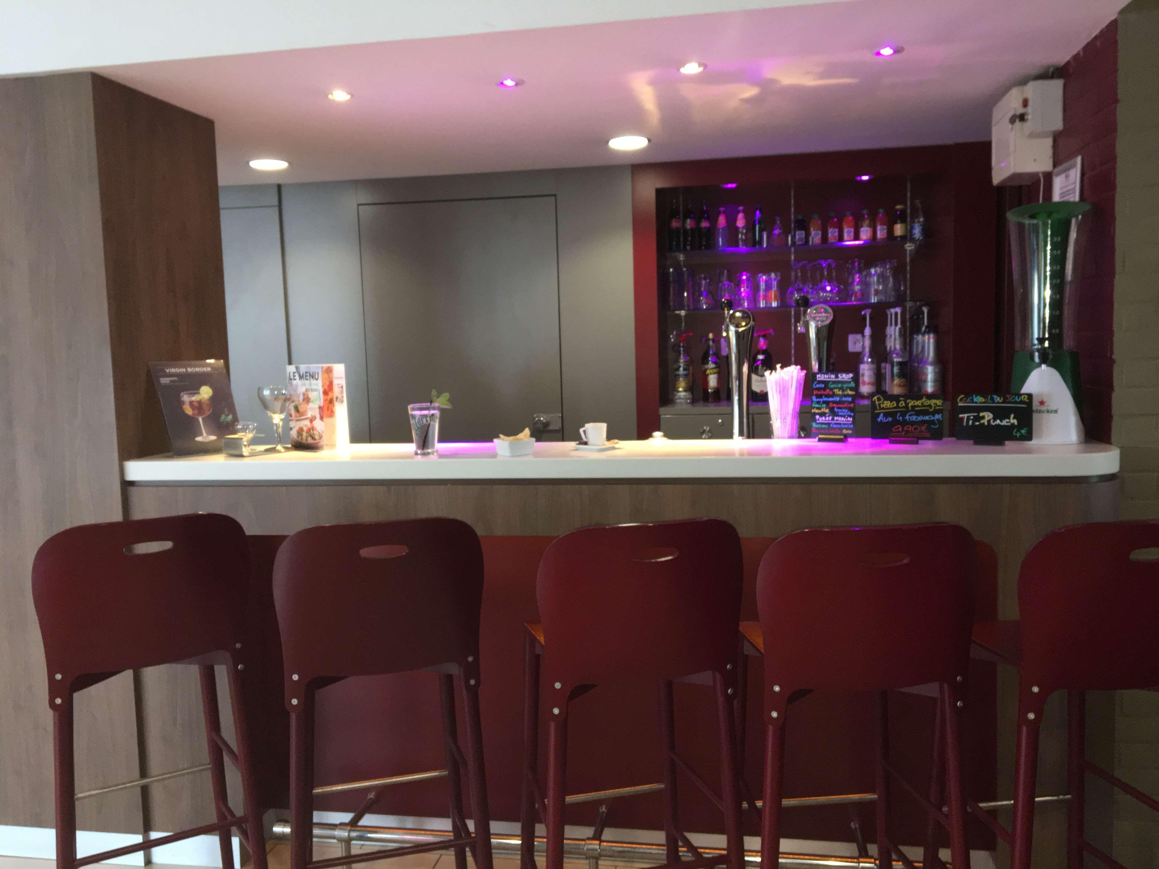 Hotel Campanile Saint-Quentin-En-Yvelines Montigny-le-Bretonneux Esterno foto