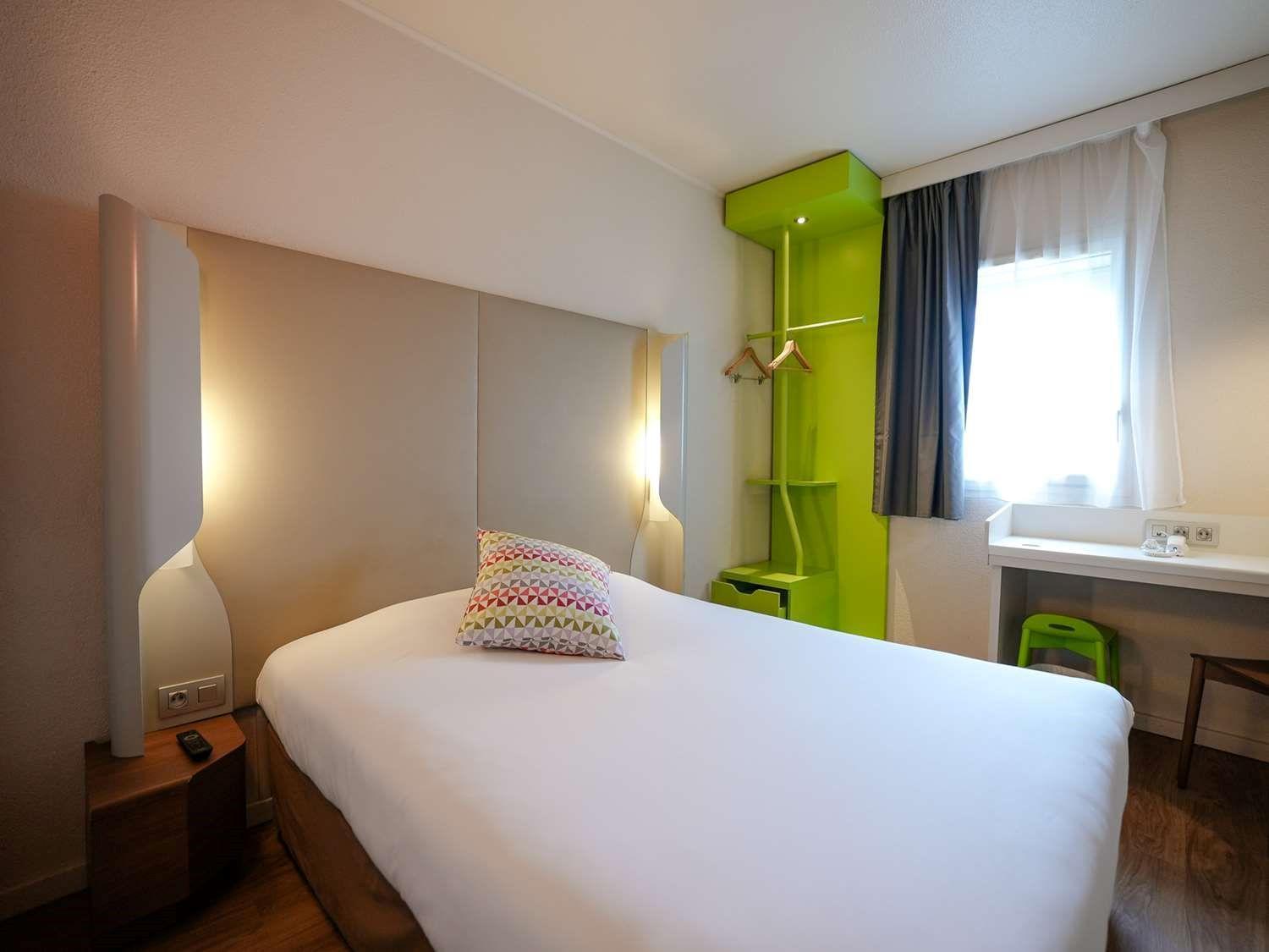 Hotel Campanile Saint-Quentin-En-Yvelines Montigny-le-Bretonneux Esterno foto